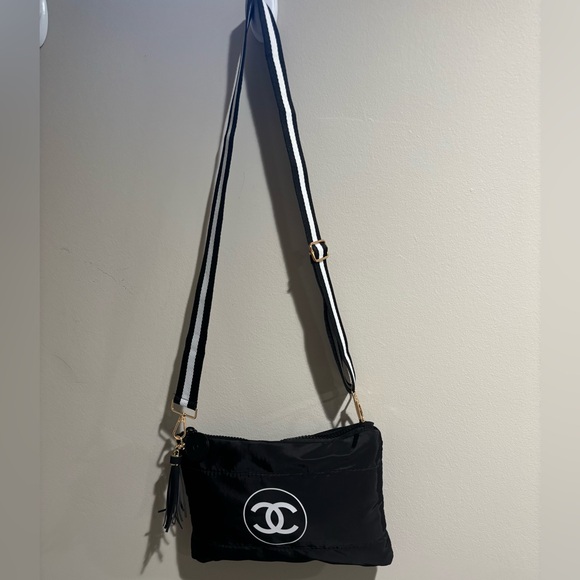 SALE 🔥 NWT CHANEL beauty w/adjustable strap Black nylon CC logo Bag black - Picture 2 of 8